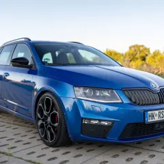 Niebieska Skoda Octavia RS, sportowa wersja kombi. Vrs co to za marka? To Skoda, znana z praktycznych i dynamicznych aut.