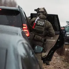 Funkcjonariusz SOP wysiada z pojazdu. Czy zastanawiałeś się, ile zarabia kierowca BOR?