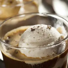 Pyszne affogato kawa: gałka lodów waniliowych w gorącym espresso, posypana wiórkami czekolady.