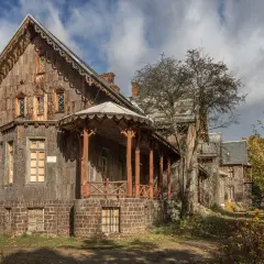 Drewniany dworek z werandą, otoczony jesiennym lasem. Tajemnicze opuszczone miejsca Wielkopolska czekają na odkrycie.