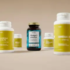 Plusieurs flacons de compléments alimentaires oméga 3, dont un flacon "Oméga-3 premium" en verre brun.