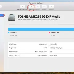 Narzędzie dyskowe na Macu pokazuje partycje dysku Toshiba, w tym Mac OS X i Bootcamp. Dysk jest sformatowany w systemie exFAT.
