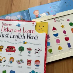 Książki Usborne "Listen and Learn First English Words" to świetny sposób na naukę angielskiego dla początkujących.