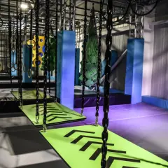 Hindernisparcours im Jumphouse Olpe mit Schwingbrücken, Ringen und gepolsterten Hindernissen.