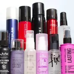 Eine Sammlung von Sprühflaschen für Make-up-Fixierung, darunter Produkte mit 1,2-Hexandiol für langanhaltenden Halt.