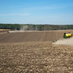 Traktor sieje na polu, wzbijając kurz. Rolnik pracuje, choć dzierżawa bez umowy a dopłaty to niepewna przyszłość.