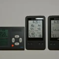Trzy cyfrowe stacje pogodowe pokazujące temperaturę, wilgotność i ciśnienie.