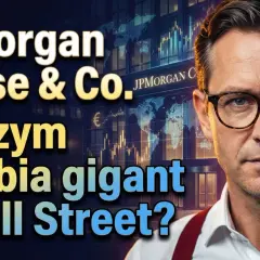 Mężczyzna w okularach na tle wykresów giełdowych i mapy świata. Napisy: JPMorgan Chase & Co.