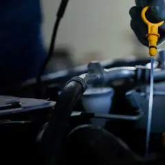 Sprawdzanie poziomu oleju przed wymianą. Dowiedz się, ile kosztuje wymiana oleju w samochodzie z filtrami.