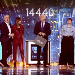 Uczestnicy programu "Jaka to melodia?" stoją na scenie. Czy nagroda w finale Jaka to melodia jest wypłacana w gotówce czy na konto?