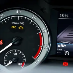 Testigo EPC encendido en el tablero del coche, junto a la luz del cinturón y la pantalla digital.