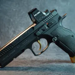 Czarny pistolet CZ Shadow 2 Special Edition z celownikiem Holosun i złotym przedłużeniem magazynka. Ten pistolet sygnałowy to marzenie kolekcjonera.