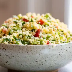 En skål med fräsch tabbouleh, perfekt för ett lätt lunchrecept.