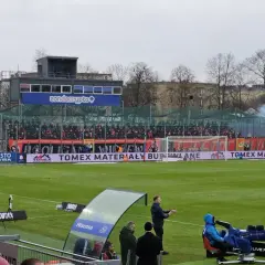 Mecz Raków Częstochowa – Widzew Łódź, wynik 0:0. Na boisku widać zawodników, kamery i trybuny pełne kibiców.