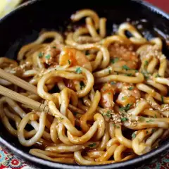 Pyszny makaron udon z krewetkami w sosie, posypany sezamem. Idealny przepis na szybki obiad.