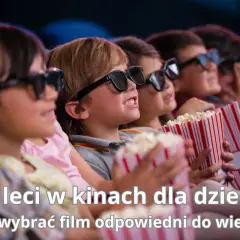 Dzieci w okularach 3D z popcornem w kinie, szukają najlepszych filmów fantastycznych dla dzieci.