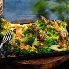 Ugnsrostad broccoli med en härlig dressing. Perfekt som tillbehör eller en lätt måltid.