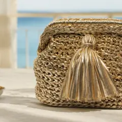Borse fatte a mano uncinetto tutorial: una pochette dorata con nappina, perfetta per l'estate.