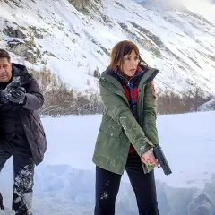 Zwei Ermittler mit Waffen im Schnee, eine Szene aus "schwarz wie Schnee" Mediathek.