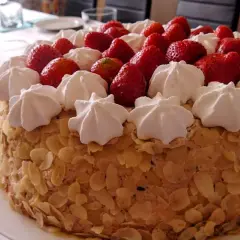 Tort z białą czekoladą i truskawkami: Jak upiec ten smaczny deser?
