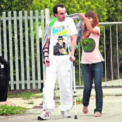 Robert Kubica z żoną Edytą wychodzą z samochodu. Ona poprawia mu bluzę, on opiera się na kuli.