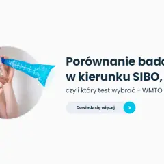 Jak zdiagnozować SIBO? Porównanie badań WMTO i WTO. Kobieta dmucha w niebieski woreczek testowy.