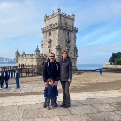 Famiglia felice a Lisbona con i bambini, davanti alla Torre di Belém. Un ricordo indimenticabile di questa bellissima città.