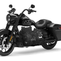 Una moto diesel negra, estilo bagger, con motor expuesto y alforjas.