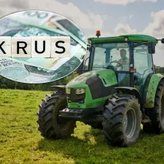Zielony traktor na łące, a w tle pieniądze i napisy KRUS. To symbol przyszłości rolników i ich emerytury.