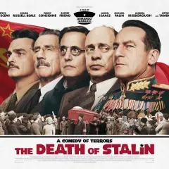 Plakat filmu "Śmierć Stalina" z aktorami w rolach przywódców ZSRR i żałobnikami.