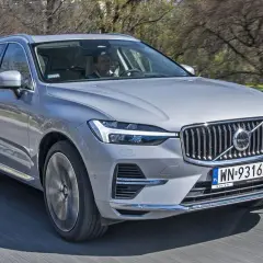 Srebrny Volvo XC60 w ruchu na drodze, widok z przodu.