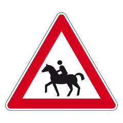 Rotes Dreieck mit schwarzer Reiterfigur. Die rotes dreieck bedeutung weist auf Reiter und Pferde hin, die die Straße überqueren könnten.