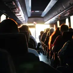 Jak dojechać z Nicei do Antibes - szybkie i tanie opcje transportu