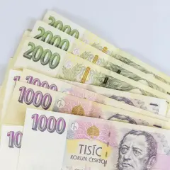 Kupka banknotów 1000 i 2000 koron czeskich, waluta w Czechach, gotowa do wydania.