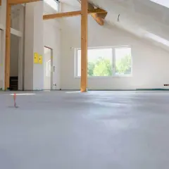 Nowy, betonowy podkład gotowy do dalszych prac. Sprawdź, jaka jest cena wylewki betonowej za m2.