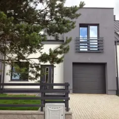 Elewacja biała z grafitem: elegancki kontrast w nowoczesnym domu