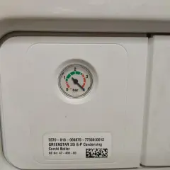 Manometro caldaia GREENSTAR 25i ErP indica pressione alta, 4 bar.