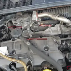 Silnik Renault z zaznaczonymi elementami, potencjalnie związanymi z błędem dtc p0235.