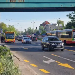 Wisłostrada korek dziś. Autobusy i samochody stoją w korku pod wiaduktem.