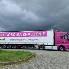 Różowa ciężarówka z napisem "Długość ma znaczenie". Zrób kurs i egzamin na tym zestawie! Idealna do zdobycia prawo jazdy kat C.