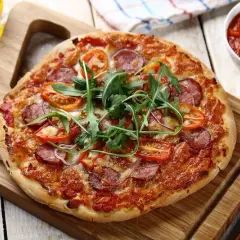Idealna domowa pizza: przepis krok po kroku na ciasto i pieczenie