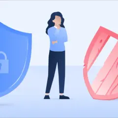Kobieta zastanawia się nad wyborem między solidną, niebieską tarczą z kłódką a zniszczoną, czerwoną. Tani VPN zapewnia bezpieczeństwo.