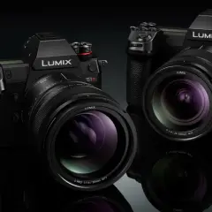 Dwa aparaty Panasonic Lumix S1 i S1R z obiektywami, gotowe do uchwycenia każdej chwili.
