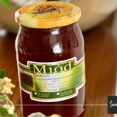 Słoik ciemnego miodu spadziowego liściastego, z etykietą "Miód spadziowy", podkreślającą jego właściwości.