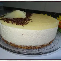 Délicieux bavarois poire, léger et aérien, sur une fine couche de biscuit croustillant, décoré de vermicelles au chocolat et de poires pochées.