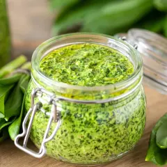 Pesto z czosnku niedźwiedziego: Przepisy i triki na każdą okazję