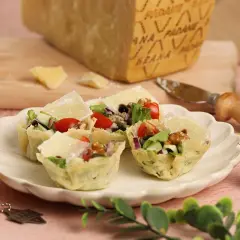 Cestas crujientes de queso **Grana Padano DOP** rellenas de ensalada fresca, tomates y nueces.
