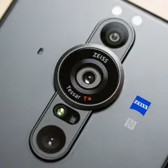Tył telefonu Xperia 1 Pro z modułem aparatów Zeiss Tessar T*.