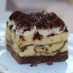 Pyszne tiramisu Ani gotuje, warstwy biszkoptu i kremu, posypane kakao.