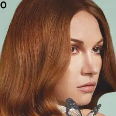 Kobieta z rudymi włosami i motylem na ramieniu, tekst "YO COLOR SYSTEM".